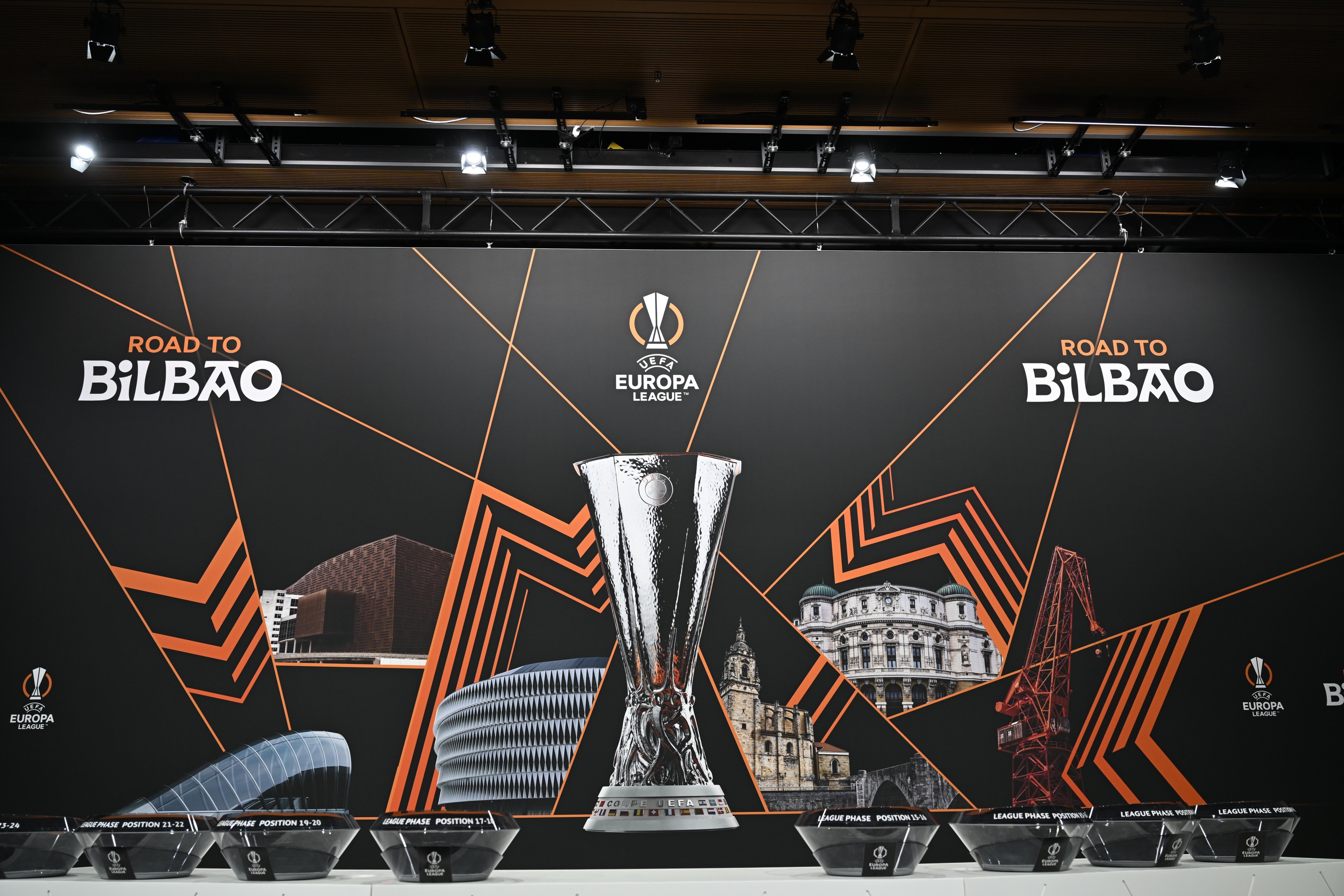 包含欧洲联赛总决赛阵容齐整，双方实力均衡，全场震撼的词条