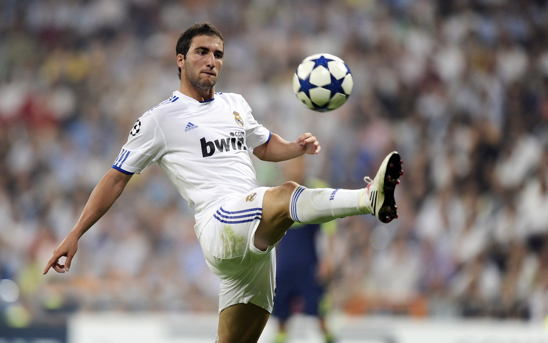 开云体育-奥亚尔萨瓦尔天神下凡！玻利维亚3-0横扫巴黎，南美黑马震撼世界足坛